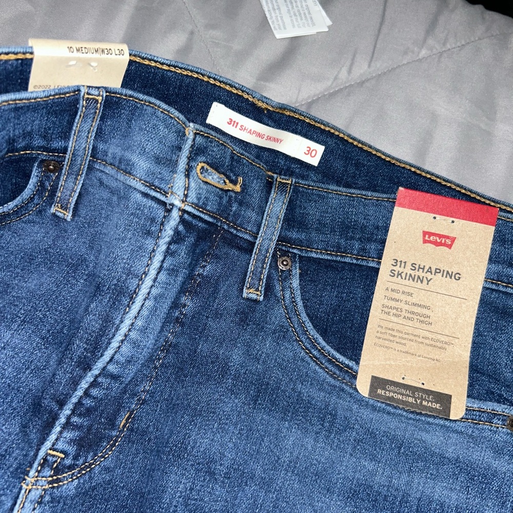 WOMENS SIZE 30 LEVIS WITH TAG SHAPING SKINNY